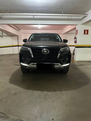 TOYOTA HILUX SW4 2.8 D-4D TURBO DIESEL SRX 7L 4X4 AUTOMÁTICO TOYOTA HILUX SW4 2.8 D-4D TURBO DIESEL SRX 7L 4X4 AUTOMÁTICO